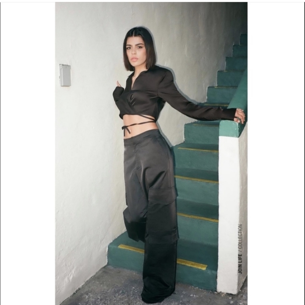 Zara Satin Effect Cropped Tie Front Blouse Top Black Size S - Picture 2 of 7